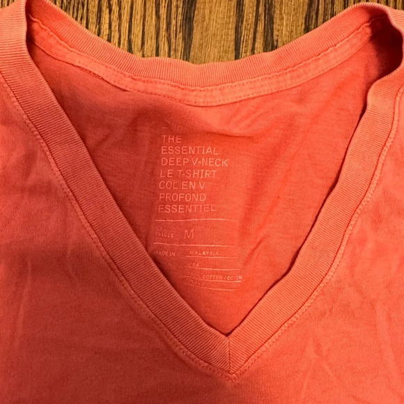GAP The Essential V-Neck T-Shirt in Coral Sz M - Picture 2 of 3